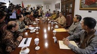 Rapat dihadiri oleh Ketua MPR Sidharto Danusubroto, Ketua DPR Marzuki Ali, Ketua DPD Irman Gusman, Ketua BPK Hadi Poernomo, Ketua MA Hatta Ali, dan Ketua KY Suparman Marzuki. Abror Rizki/Setpres.