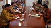Sementara itu, Presiden didampingi oleh Menko Polhukam Djoko Suyanto, Menko Kesra Agung Laksono, Mensesneg Sudi Silalahi, dan Seskab Dipo Alam. Cahyo/Setpres.