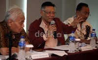 Diskusi tersebut menghadirkan pakar hukum pidana Universitas Padjadjaran Romli Atmasasmita, Pengacara Firman Wijaya dan Mantan Hakim Agung serta Hakim Konstitusi Laica Marzuki sebagai pembicara.
