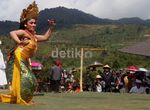 Warga Bali Upacara Tawur Agung di Dieng