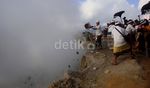 Warga Bali Upacara Tawur Agung di Dieng