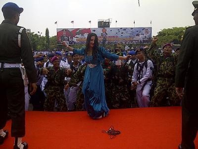 HUT TNI ke-68 Diwarnai Demo Penanggulangan Teror Hingga Joget Ala Caesar