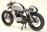 Pria yang beruntung memiliki motor ini adalah Bhaskara Ananda. Aliran modifikasinya langsung dipilih Cafe Racer yang klasik. Ia langsung membawahnya ke bengkel modifikasi Studio Motor Cutom Bike yang berada di Jalan Kesehatan Raya, Bintaro, Jakarta Selatan. (dokpri. Donny Arianto)