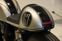 Di motor ini terdapat angka 67. Kira-kira mengandung arti apa angka tersebut? Itu angka katanya angka kelahiran yang punya motor ini. (dokpri. Donny Arianto)