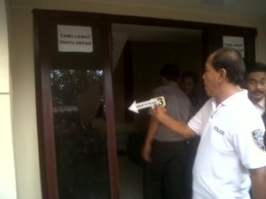 Seorang Pemuda Mengamuk di Kantor Polisi, Rusak Motor dan Pohon