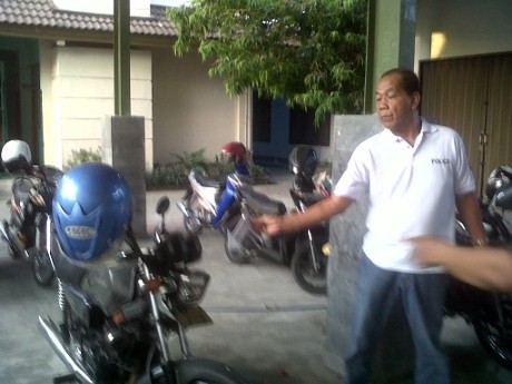 Seorang Pemuda Mengamuk di Kantor Polisi, Rusak Motor dan Pohon