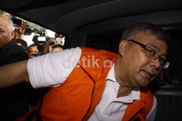 Akil  enggan berkomentar mengenai penemuan ganja dan ineks di ruangan kerjanya di Gedung MK.