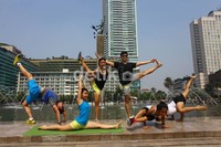 Warga melakukan atraksi senam Yoga saat Hari Bebas Kendaraan Bermotor (HBKB) di Bundaran HI, Jakarta, Minggu (06/10/2013).  Akrobatik Yoga merupakan aliran baru dari Yoga.