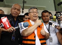 Akil  enggan berkomentar mengenai penemuan ganja dan ineks di ruangan kerjanya di Gedung MK.