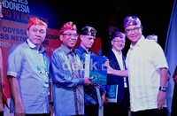 Sharif C. Sutardjo menyerahkan buku tersebut kepada Menteri ESDM Jero Wacik.