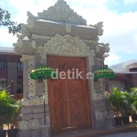 Salah satu pintu gerbang berornamen Bali di dalam area hotel.