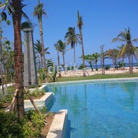 Laut Nusa Dua terlihat indah dari Taman di tengah hotel.
