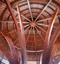 Atap berdesain menarik di lobi hotel.