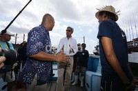 Menlu AS yang tiba di Pelabuhan Benoa dengan pengawalan ketat juga menanyakan apakah ada yang bisa dibantu di sektor perikanan oleh pemerintah AS melalui lembaga bantuannya, USAid.