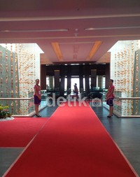 Karpet merah untuk para pemimpin ekonomi Asia Pasifik saat masuk ke dalam hotel‎.