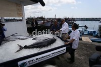 Menemani John Kerry terdapat Direktur Program Anova Fishing and Living (program CSR dari perusahaan importir komoditas perikanan AS) Aditya Utama mengatakan, program yang mereka lakukan adalah membantu pemerintah dengan data perikanan yang lebih akurat sehingga produk ikan asal Indonesia juga memiliki jejak penelusuran (traceability) yang kuat.