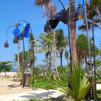 Hiasan Bali di belakang hotel di tepi pantai