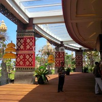 Ornamen Bali di teras ruangan Retreat