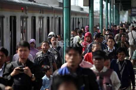 Commuter Line Mogok di Pondok Cina, Perjalanan ke Jakarta Terganggu
