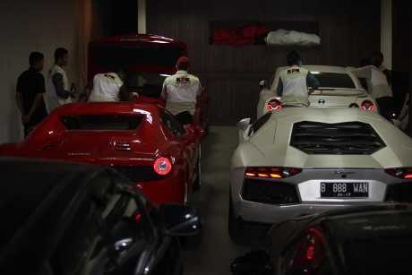 Perbandingan Mobil Milik Atut, Airin dan Koleksi Super Mewah Wawan