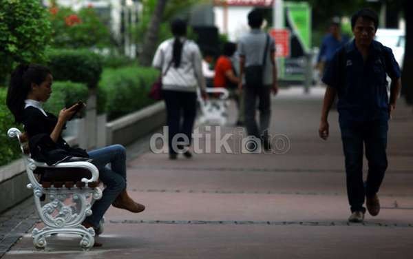 Menggunakan Dana CSR, Pengadaan Bangku Taman Dikritik