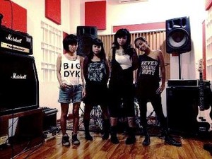 Dua Artis Indonesia, Bikinies dan Puti Chitara Tampil di Singapura, 18 Oktober