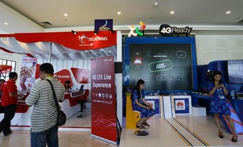 Tampak booth Telkomsel dan XL bersebalahan.