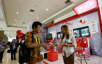     Telkomsel juga mengeluarkan 5.000 kartu perdana khusus simPATI APEC 4G Trial untuk melayani kebutuhan komunikasi delegasi negara, tamu, dan peserta KTT APEC 2013.
