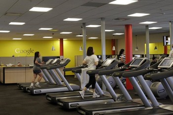 Di dalam ruangan, ada juga ruang fitness. (kredit foto: business insider)