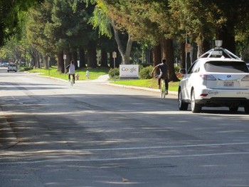 Jalanan di depan kantor Google cukup sepi. Ada beberapa orang berkeliling. Jika beruntung, bisa dilihat Google Car, mobil pintar dengan kemudi otomatis. (kredit foto: business insider)