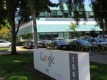 Tampak tulisan glass di samping logo Google. Bangunan di belakang memang adalah tempat diciptakannya kacamata pintar Google Glass. (kredit foto: business insider)