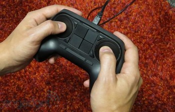 Kedua trackpad bulat tersebut juga memiliki banyak kelebihan lain seperti sensor haptic untuk mengenali posisi jari gamer hingga berfungsi sebagai speaker.
