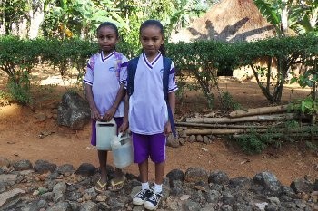 Siswa Bitobe yang Harus Bawa Jeriken Air Saat Pergi dan Pulang Sekolah