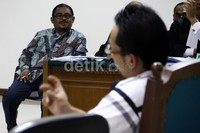     Luthfi mendengarkan kesaksian Yudi. Lamhot Aritonang/detikFoto.