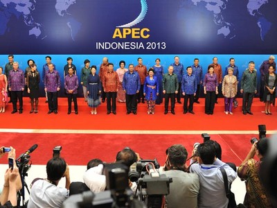 Peserta KTT APEC Kenakan Endek Bali