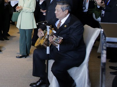 SBY Bernyanyi untuk Vladimir Putin