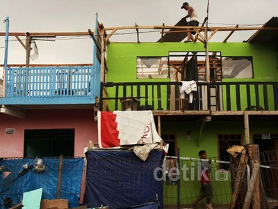 Warga Ria Rio Mulai Bongkar Rumah
