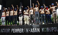 Mereka berdiri didepan gedung KPK menyerukan 'Save Banten'. Lamhot Aritonang/detikfoto     