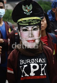 Salah seorang mahasiswa mamakai topeng Atut. Pencekalan Gubernur Banten Ratu Atut Chosiyah oleh KPK berujung pada gelombang demonstrasi mahasiswa di Banten. Lamhot Aritonang/detikfoto     