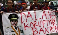 Spanduk kecaman untuk Gubernur Banten Ratu Atut Chosiyah. Lamhot Aritonang/detikfoto     