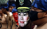 Mahasiswa yang tergabung Untirta Movement Community meminta KPK untuk menagkap Gubernur Banten Ratu Atut Chosiyah. Lamhot Aritonang/detikfoto