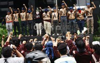  Mereka berdiri didepan gedung KPK menyerukan 'Save Banten'. Lamhot Aritonang/detikfoto     