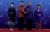 SBY menunggui satu per satu para pemimpin negara di lobi depan.