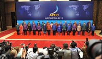 Selain menyalami satu per satu para pemimpin negara anggota APEC, SBY juga berfoto bersama di depan background berwarna biru, yang berlogokan lambang APEC 2013.