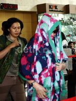 Akil Mochtar Dijenguk Istri