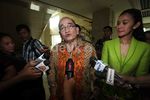 Ruhut Bawa Istri ke Rapat Komisi III