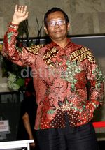 Mahfud MD Sambangi KPK Bahas Akil Mochtar