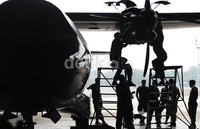 Sejumlah personel TNI AU memperbaiki mesin pesawat CN235.