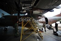 Sejumlah personel TNI AU mengecek baling-baling pesawat CN235.