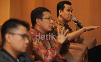 Meski banyak kalangan yang ingin mengembalikan sengketa pemilihan kepala daerah (Pilkada) ke Mahkamah Agung (MA), namun Refly Harun menolak wacana tersebut.